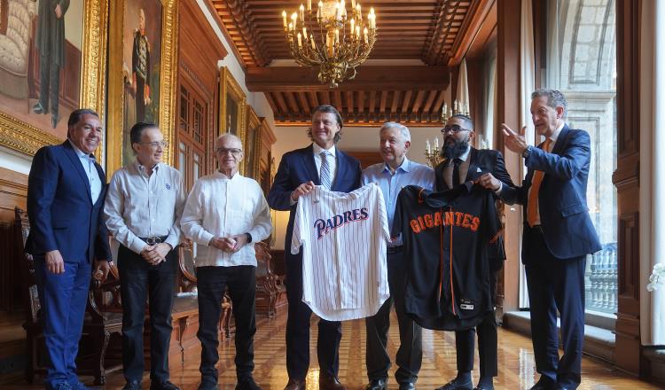 AMLO se reúne con Harp Helú y directivos de la MLB