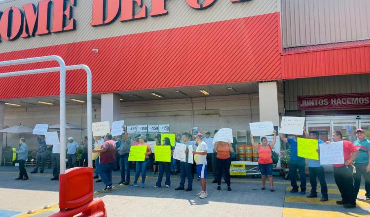 Protestan trabajadores de Home Depot en Villahermosa; denuncian explotación laboral