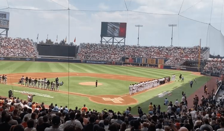 María León se confunde al cantar Himno Nacional