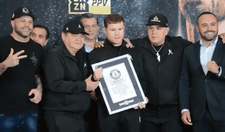 Canelo y su familia reciben récord Guinness por mayor número de hermanos en una función de boxeo