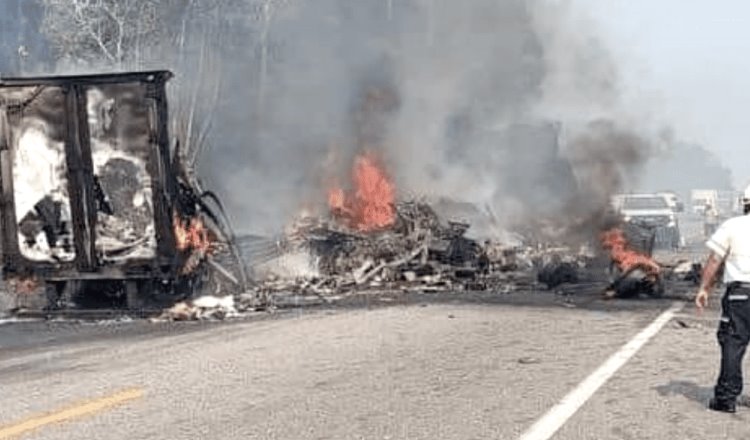 Chocan y se calcinan dos tráileres en Las Choapas-Ocozocoautla