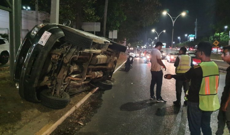 ¡Por ir al teléfono! Camioneta vuelca en Ruiz Cortines