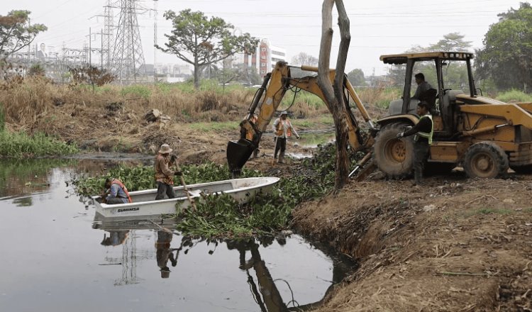 Avanza desazolve de canales y drenes en Villahermosa para evitar inundaciones