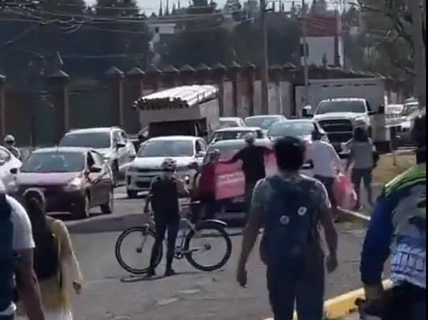 Conductor intenta atropellar a manifestantes por muerte de ciclista en Puebla