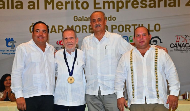 Galardonan a Óscar Moreno Portillo con la medalla al mérito empresarial 2022