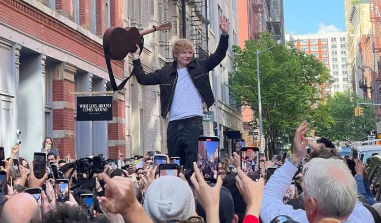 Ed Sheeran festeja con mini concierto en Nueva York tras ganar juicio por plagio