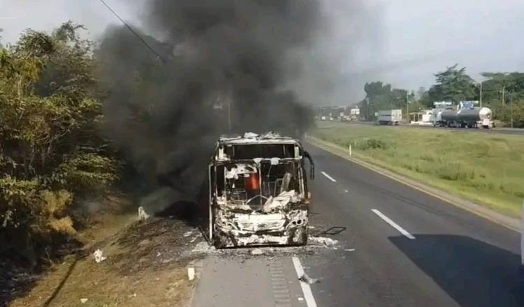 Autobús de pasajeros se incendia en la Coatzacoalcos-Cárdenas