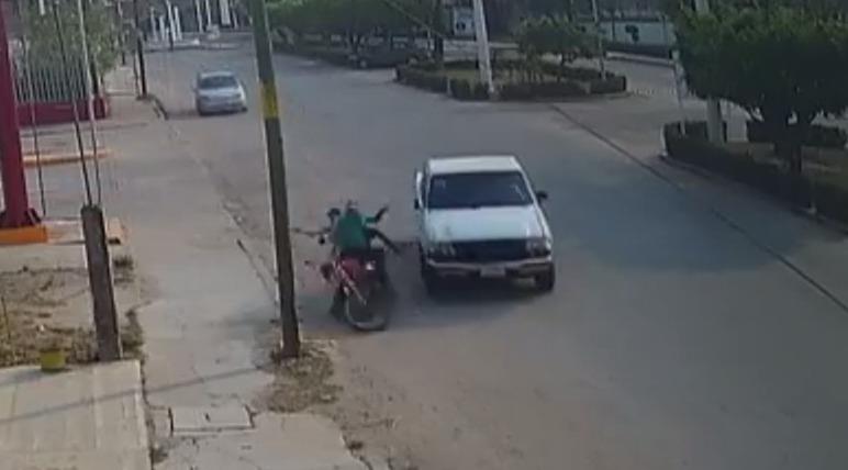 Pareja y bebé sufren fuerte accidente en moto en Balancán