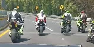 ´Juegan´ motociclistas y detienen tránsito en la México-Cuernavaca