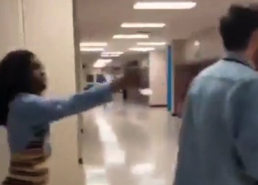 Estudiante ataca con gas pimienta a maestro por confiscarle su celular en EE.UU.