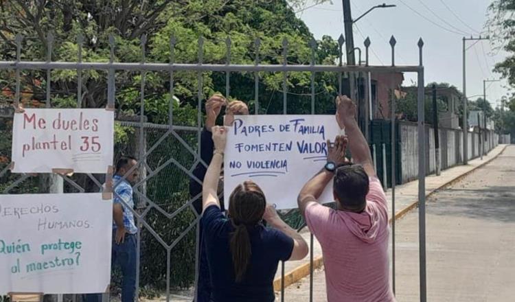 Protestan profesores del Cobatab 35, piden justicia para maestro agredido