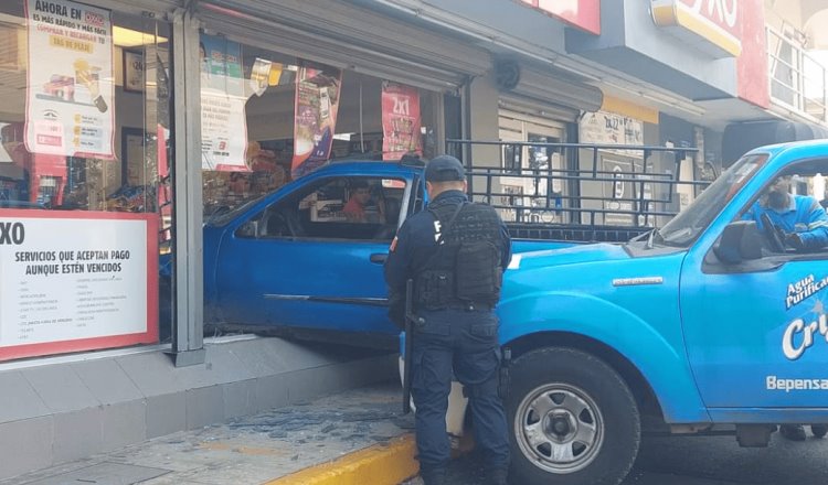 Se queda sin frenos y termina dentro de Oxxo en Tierra Colorada