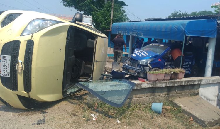 Vuelca auto en Cucuyulapa y se impacta contra tiendita