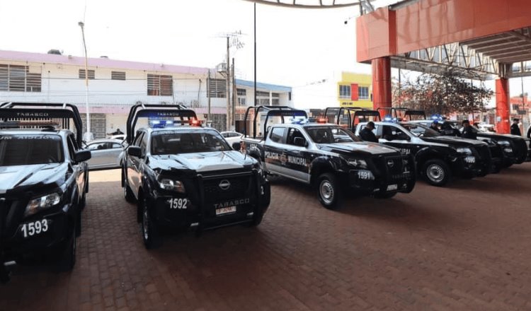 Para reforzar seguridad en Cunduacán entrega Abraham Cano 5 patrullas y uniformes