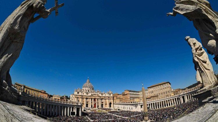Papa Francisco reforma Constitución del Vaticano y abre la puerta a los laicos