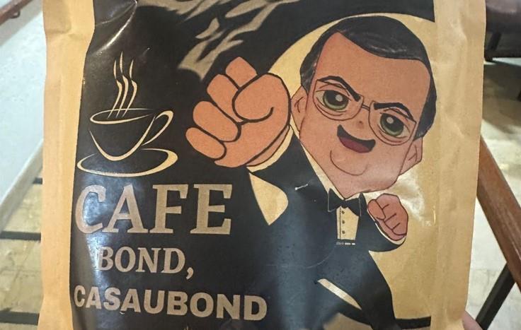 Presume Ebrard empaque de café de Oaxaca con su imagen 