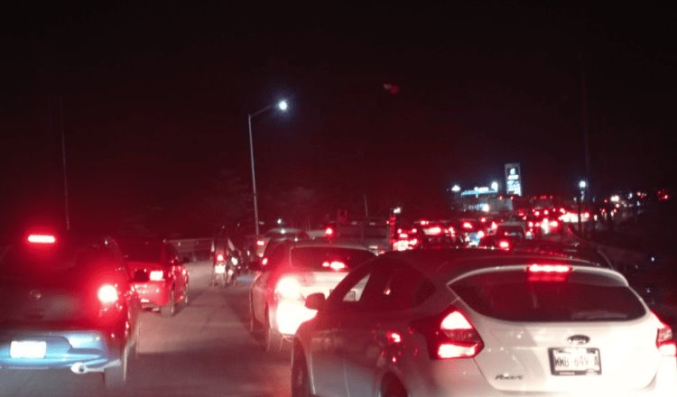 Habitantes del Cedro cierran carretera Villahermosa- Nacajuca por falta de luz y agua