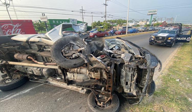 Choca camioneta contra poste y vuelca en pleno Periférico; sale ileso 