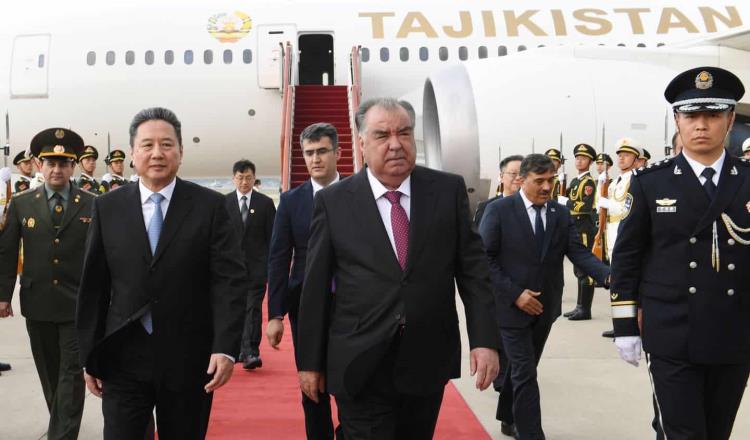 Presidente de Tayikistán estrena exavión de México en visita a China