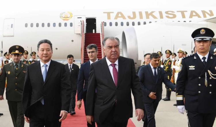 "De lo que me perdí", bromea AMLO tras viaje del presidente de Tayikistán en exavión presidencial