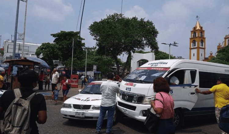 Transportistas se pelean el paso y colisionan en el Centro de Villahermosa