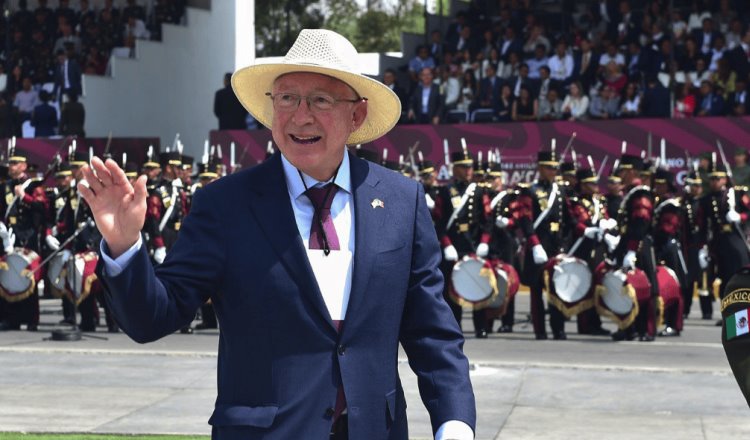 AMLO resalta "sinceridad" de Ken Salazar sobre tráfico de armas hacia México