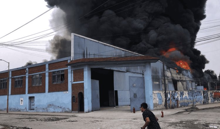 Se registra fuerte incendio en fábrica de pinturas en Edomex