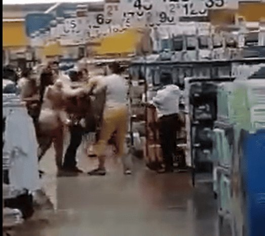 Mujeres protagonizan pelea en tienda comercial... por un peluche