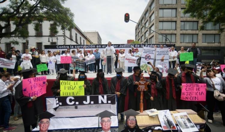 Cargan féretros con la imagen de la ministra Norma Piña en protesta contra la SCJN