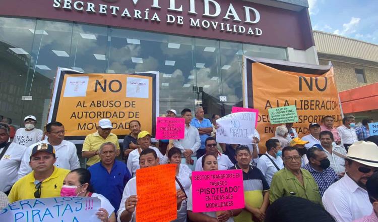 Protesta Unión de Taxis Amarillos en Semovi; exigen salida de unidades piratas