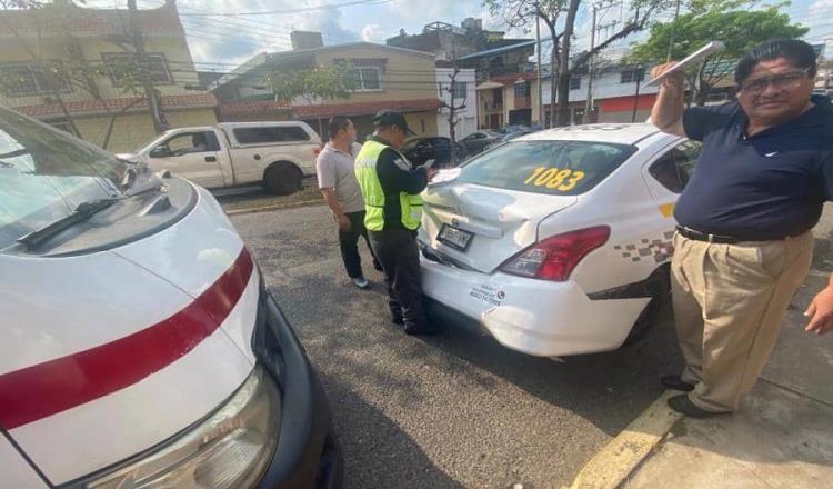 Por ´carreritas´ combi choca contra taxi y deja 4 lesionados en Villahermosa