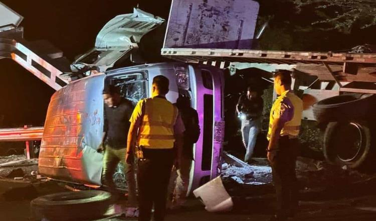 Mueren 9 turistas en accidente en Autopista del Sol en Guerrero