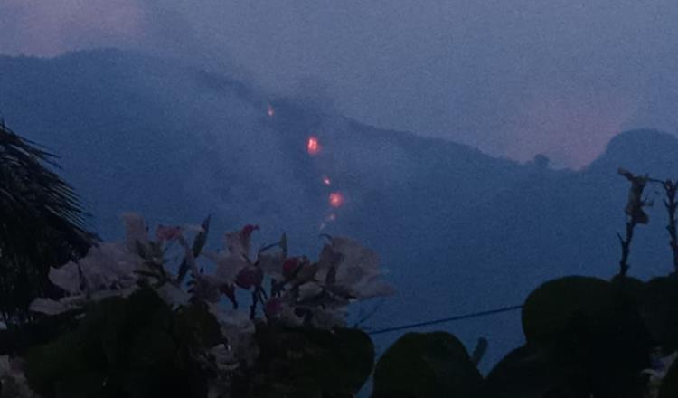 Reporta Protección Civil controlado el incendio en Cerro de Huimanguillo