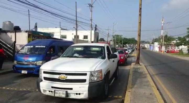 Topes instalados en la Villahermosa-La Isla provoca tráfico intenso; piden conductores retirarlos