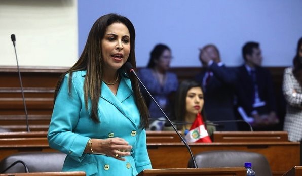 Congresista de Perú arremete contra AMLO