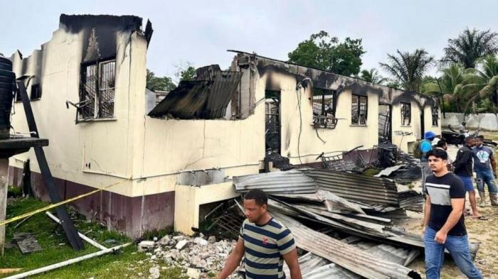 Incendio en escuela de Guyana deja 19 muertos; alumna lo provoca