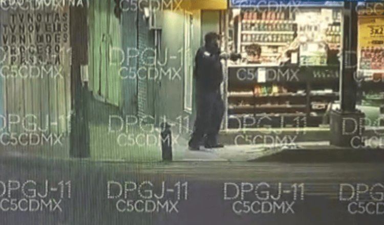 Captan en video a policía enfrentando a asaltantes de un Oxxo en la CDMX