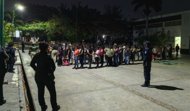 Rescatan a 175 migrantes hacinados en caja de tractocamión en Chiapas 