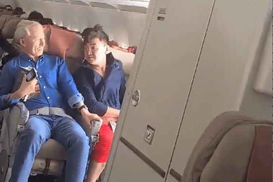 Detienen a pasajero que abrió puerta de emergencia en pleno vuelo en Corea del Sur