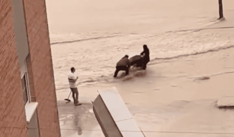 Rescatan a bebé luego de que madre intentara cruzar por calle inundada en España