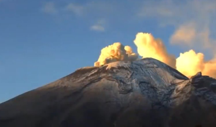 No para el Popocatépetl; continúa expulsión de fragmentos incandescentes