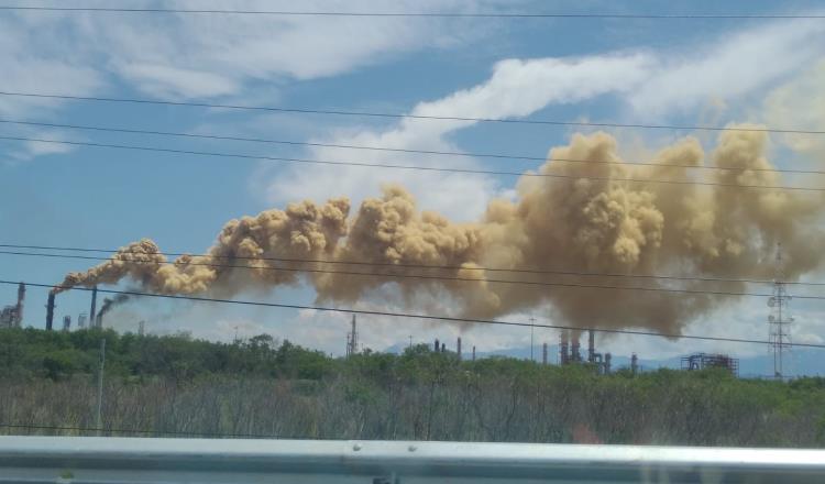 Por falla eléctrica, desfogan refinería de Pemex en Cadereyta