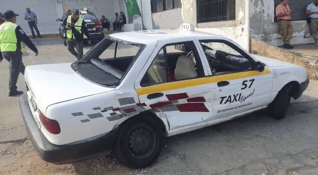¡Taxista cafre! Se da vuelta prohibida en Méndez y auto lo impacta