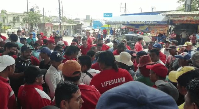 Por detenciones de Semovi, ´pochis´ de Ocuiltzapotlán marchan en la Villahermosa-Frontera