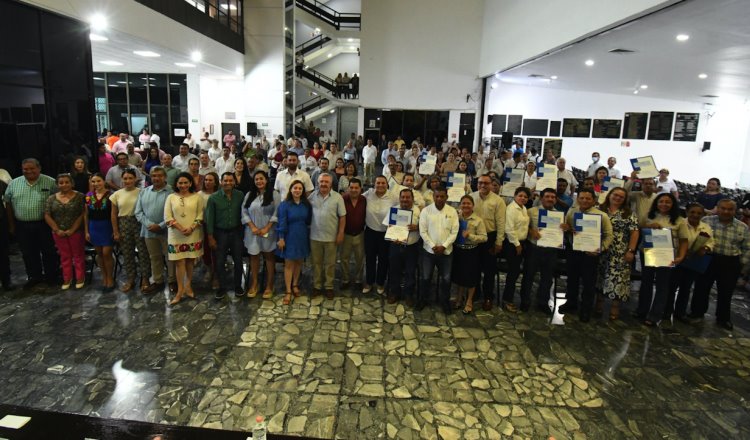 Entrega Congreso de Tabasco reconocimientos a trabajadores por antigüedad laboral