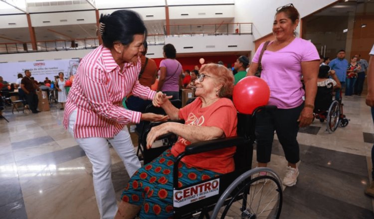 Entrega Centro 230 sillas de ruedas a pobladores de la ranchería Lázaro Cárdenas