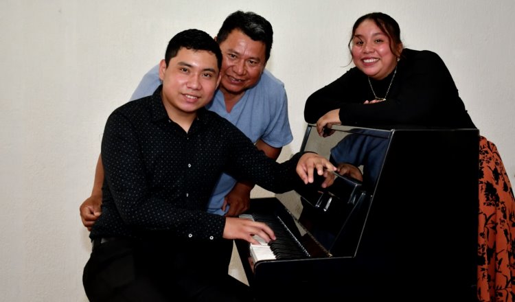 Joven con asperger demuestra talento en piano en el CEDA de la UJAT