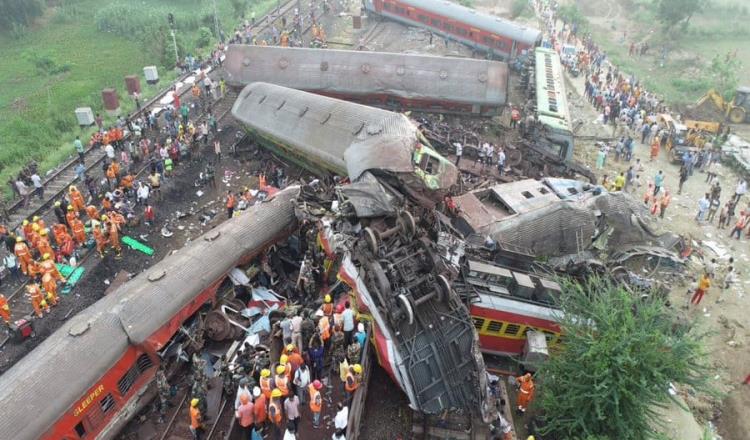 Choque de trenes en la India deja 200 muertos y 800 heridos 