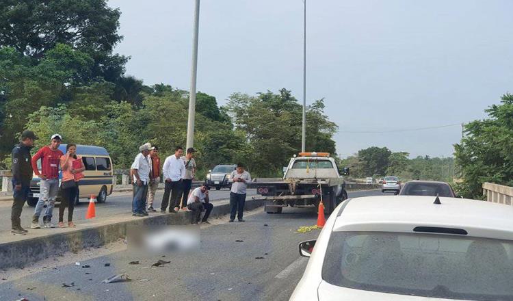 Muere motociclista tras impactarse contra automóvil en la carretera Cunduacán-La Isla