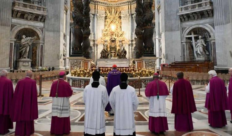 Realizan acto de desagravio en Basílica de San Pedro, tras profanación de hombre al altar mayor